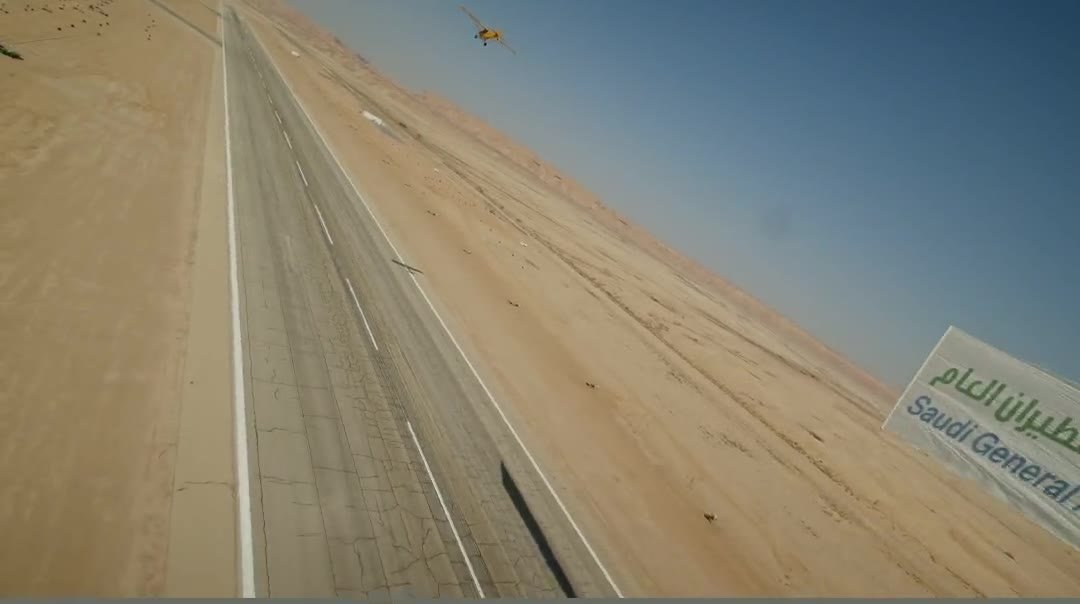 الطائرة أثناء التحليق ضمن فعالية Sand & Fun