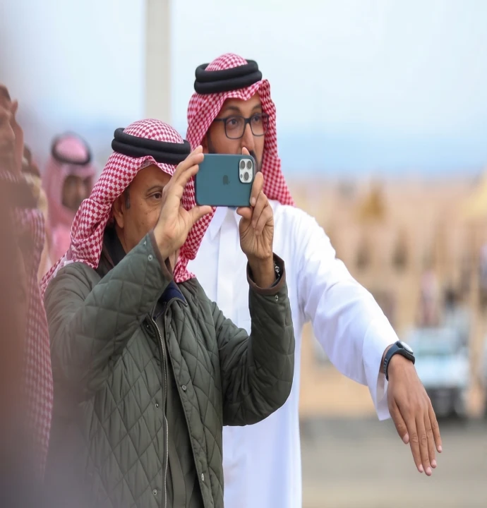 سمو الأمير سلطان بن سلمان يوثّق تحليق العلم، وبجواره سمو الأمير سعود بن خالد الفيصل